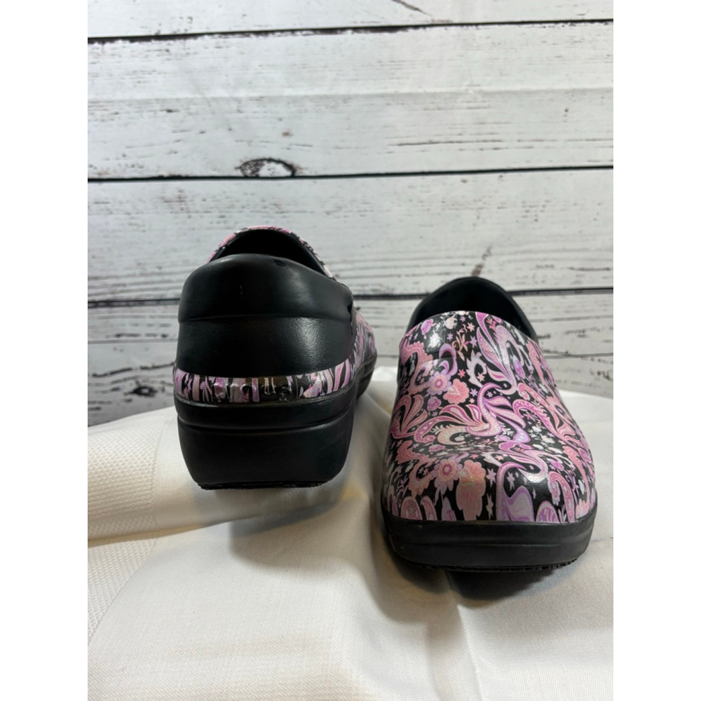 Women's Crocs Mules & Clogs Size 11 Black Pink Purple Paisley Pattern - Picture 3 of 9